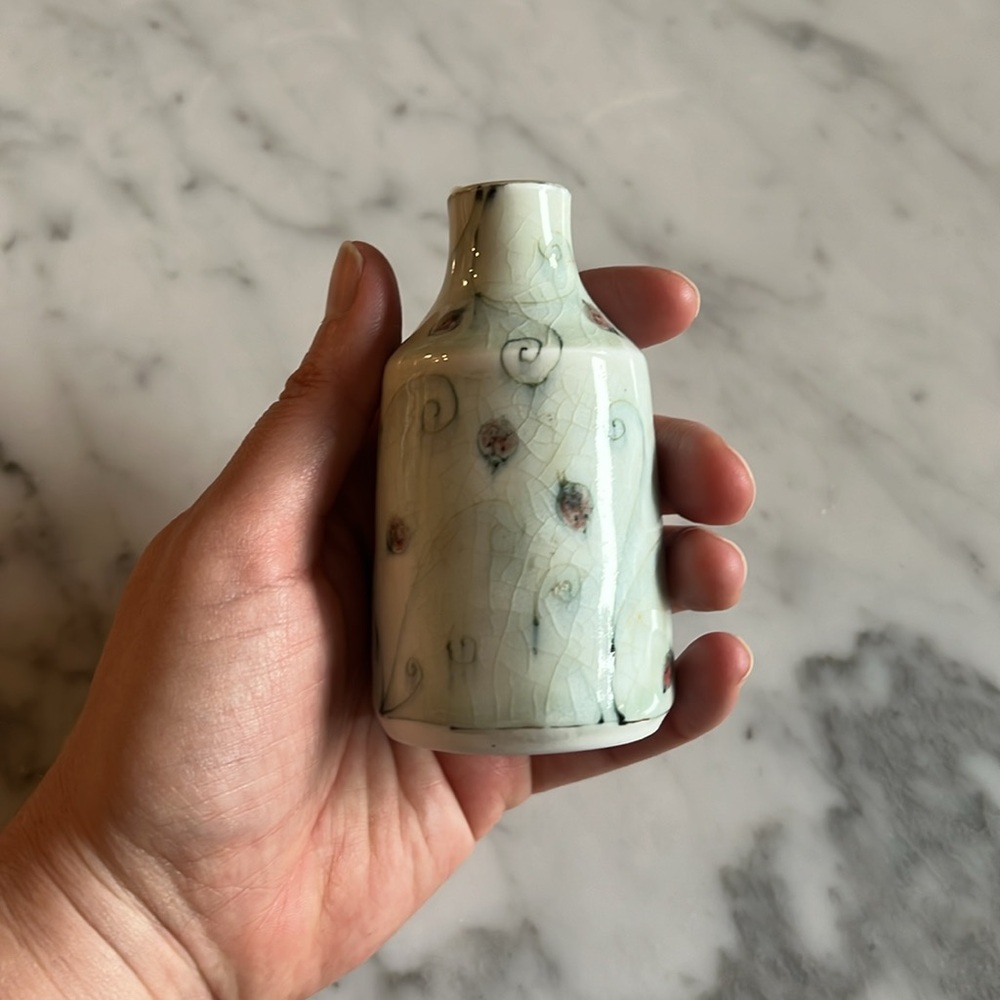 Local ceramic ladybug bud vase - Picture 4 of 6